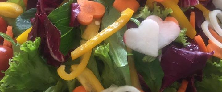 Beilagen – Blattsalate mit Karotten in Herzchenform