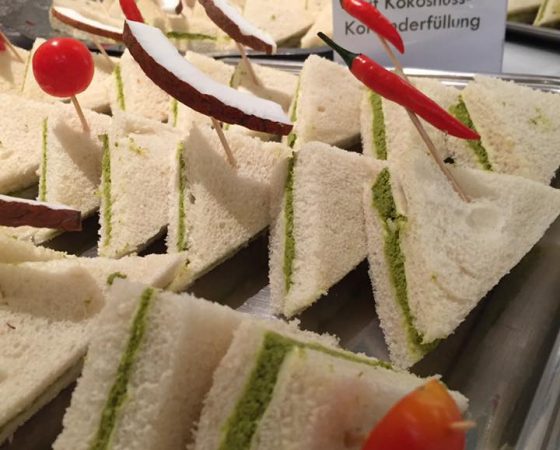 Indisches Fingerfood – Sandwichecken mit Koriander- und Kokoscreme